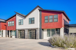 Pets Welcome Newly Built Abode in Canyon!